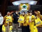 Anggota Ikatan Istri Partai Golkat Beri Bantuan Sembako Kepada Awak Media