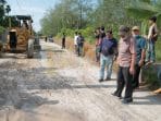 Bupati Tanjung Jabung Barat Tinjau Lokasi Perbaikan Jalan yang Sudah Lama Rusak di Kecamatan Kuala Betara