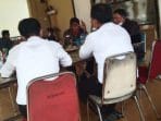 Istirahat Sejenak usai rapat,Wabup Tanjab barat Ngopi di Kantin DPRD