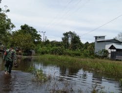 Babinsa Koramil 1013-02/Montallat Pantau Luapan Air