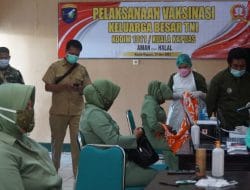 Puluhan anggota Persit Kartika Chandra Kirana (KCK) Cabang XXXVII Kodim 1011/Kuala Kapuas melaksanakan vaksinasi Covid-19 tahap pertama di Makodim 1011