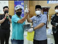 Bupati Tanjabbarat Ucapkan Apresiasi pada Masyarakat yang Mengikuti Pelaksanaan Vaksinasi Lansia