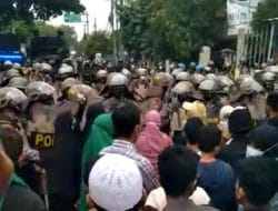 Massa Habib Rizieq Bentrok dengan Aparat