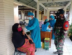 Babinsa Koramil 13/Pangkoh dampingi para Purnawirawan TNI AD dan Warakawuri Melaksanakan Vaksin