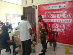Babinsa Koramil 06/Kapuas Murung Serda Rakha Memantau Kegiatan Vaksinasi