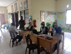 Serda Rakha memantau berlangsungnya Vaksinasi