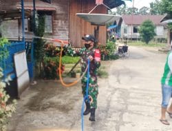 Babinsa Koramil 1011-16/Banama TinganSerda Fengki Melaksanakan Penyemprotan Disinfektan di Rumah Warga.