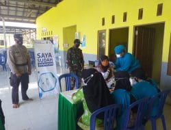 Babinsa Koramil 1011-13/Pandih Batu Dampingi Vaksinasi Lansia