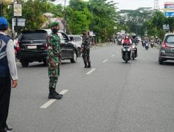 Razia Prokes Ketat, Serda Fauzi Ikut Membantu Aparat