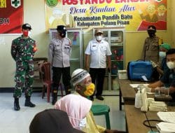 Babinsa Koramil 13/Pandih Batu Pratu Wahyu dampingi para lansia untuk vaksinasi