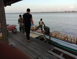 Kodim 1011/Kuala Kapuas mengirimkan bahan bangunan menggunakan Klotok