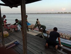 Pengiriman Logistik Menggunakan Perahu Tradisional