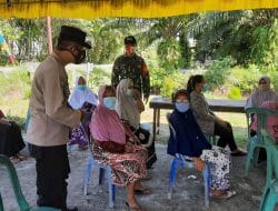 Lansia Peserta Vaksin Dengarkan Nasehat Babinsa dan Bhabinkamtibmas