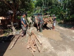 Anggota Kodim 1011/Kuala Kapuas Membantu Mengangkat Bahan Bangunan Karya Bakti