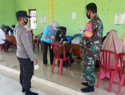 Petugas Kesehatan Coba Hibur Lansia dalam Penyuntikan Vaksin