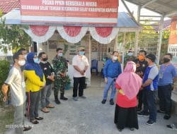 Babinsa Koramil 1011-04/Selat Pratu Gunawan Dampingi Bupati Kapuas Peninjauan Posko PPKM