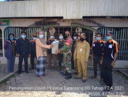 Babinsa 08/Mantangai Serda Maulidani Membagikan Perlengkapan Protkes Covid-19 Untuk Warga