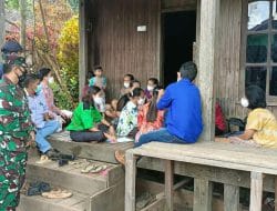 Babinsa Kapuas Hulu Dampingi Tim PPKM Melakukan Pendataan Vaksinasi