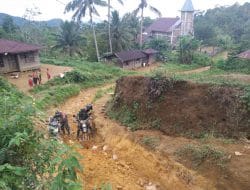 Dandim Gunakan Motor Trail Menuju Lokasi Titik Nol TMMD