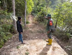 Babinsa Serda Arfianda Didampingi Warga Cek Lokasi Fisik Pengerasan Jalan
