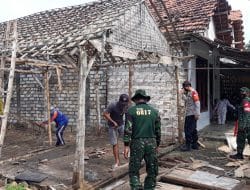 Renovasi RTLH, Satgas TMMD Kodim 0817 Gresik Bangun Rumah Warga