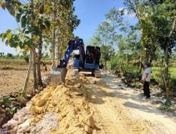 Dandim 0817 Grasik kerahkan alat berat Guna Mempercepat Pengerjaan.