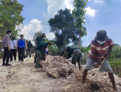 Cangkul Menjadi Alat Utama Dalam Kegiatan TMMD Reguler 111 Dusun Bejan