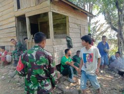 Warga Desa Bahu Membahu Bekerjasama dengan anggota TNI