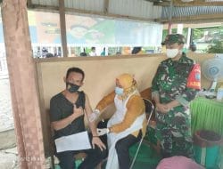 Babinsa Selat Dampingi Vaksinasi Lansia