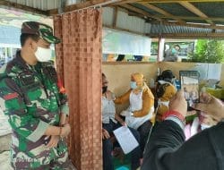 Babinsa Selat Dampingi Vaksinasi Lansia Tahap I