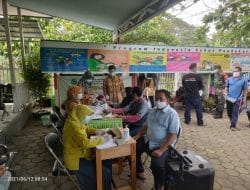 Anggota Koramil 04/Selat Dampingi Warga Binaannya Vaksinasi