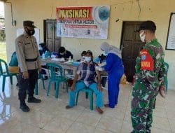 Pratu M. Arifin Dampingi Warga Binaannya dalam Vaksinasi Lansia