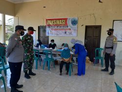 Anggota Koramil 13/Pandih Batu Dampingi Warga Binaannya dalam Vaksinasi Lansia