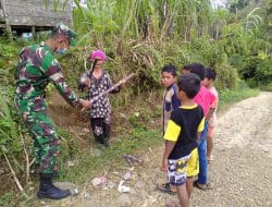 Babinsa Rehat Sejenak Lepas lelah Bersama Anak-anak Siuhom
