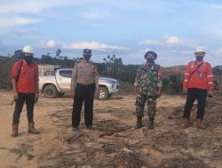 Tim Satgas TMMD ke-111 Kodim 0212 / TS Bersama Anggota Polri dan Warga Patroli Karhutla dengan Prokes