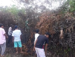 Bertransaksi Kayu Untuk Jembatan Babinsa Sertu Hadiwiyanto tetap Pakai Masker
