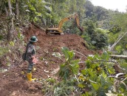 Faktor Cuaca Mempengaruhi Kerja Ekskavator di Lokasi TMMD ke 111 Kodim 0212 /PS