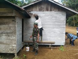 Pengecatan Rumah Kayu Warga dengan Warna Putih