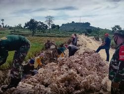 TNI Bersama Masyarakat Desa Siwalan Bergotong Royong
