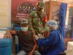 Anggota Koramil 1011-07/Kapuas Barat Monitoring Giat Vaksinasi