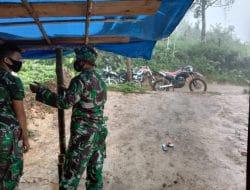 Satgas TMMD ke 111 Kodim 0212/TS Berteduh dari Terpaan Air Hujan