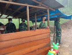 Serda Safarudin Siregar Sambil Berteduh Berdiskusi Tentang Sila-Sila Pancasila