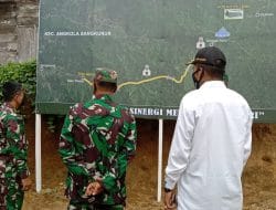 Danrem 023/KS Mengamati Peta Rencana Pembangunan Fisik Jalan Baru 8 m X 6,4 km