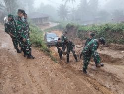 Danrem 023/KS Merasakan Kondisi Jalan ke Lokasi TMMD yang Berlumpur dan Licin