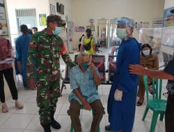 Babinsa Mandomai Mendampingi Lansia Melaksanakan Vaksinasi