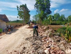 Satgas TMMD 111 Serta Warga Desa Siwalan Buka Jalan.