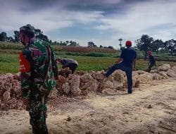 Satgas TMMD 111 Gresik Mulai Meratakan Tanah Untuk Pembuatan Jalan