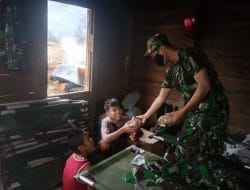 Prada M Syahyunan Psb, Berbagi Nasi Bungkus Pada Anak Desa Siuhom