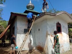 Manunggalnya TNI-Rakyat pada Renovasi Musholla Desa Siuhom