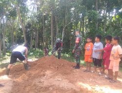 Manunggalnya TNI-Rakyat Saat Sertu Yahya bantu Warga